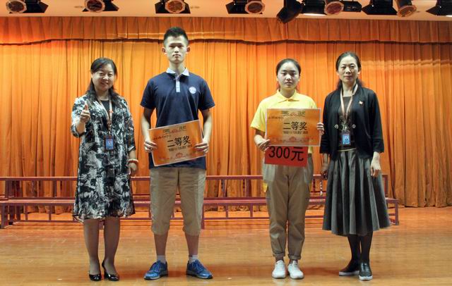 調(diào)整大小 11、蘇曉紅主任和張榮霞主任給獲得二等獎(jiǎng)的代表隊(duì)頒獎(jiǎng).jpg