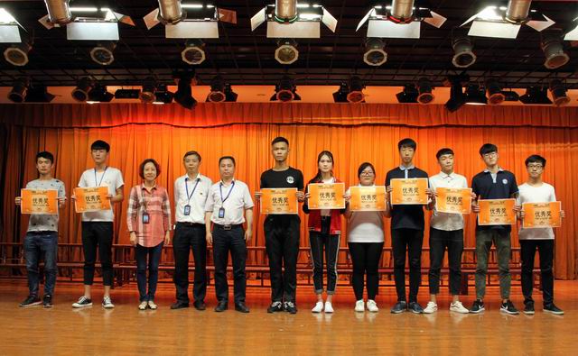 調(diào)整大小 13、楊繼強(qiáng)書記、李波書記和沈群書記給獲得優(yōu)秀獎(jiǎng)的代表隊(duì)頒獎(jiǎng).jpg