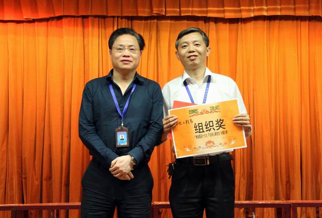 調(diào)整大小 9、任建設(shè)副院長(zhǎng)給機(jī)電工程系頒發(fā)組織獎(jiǎng).jpg