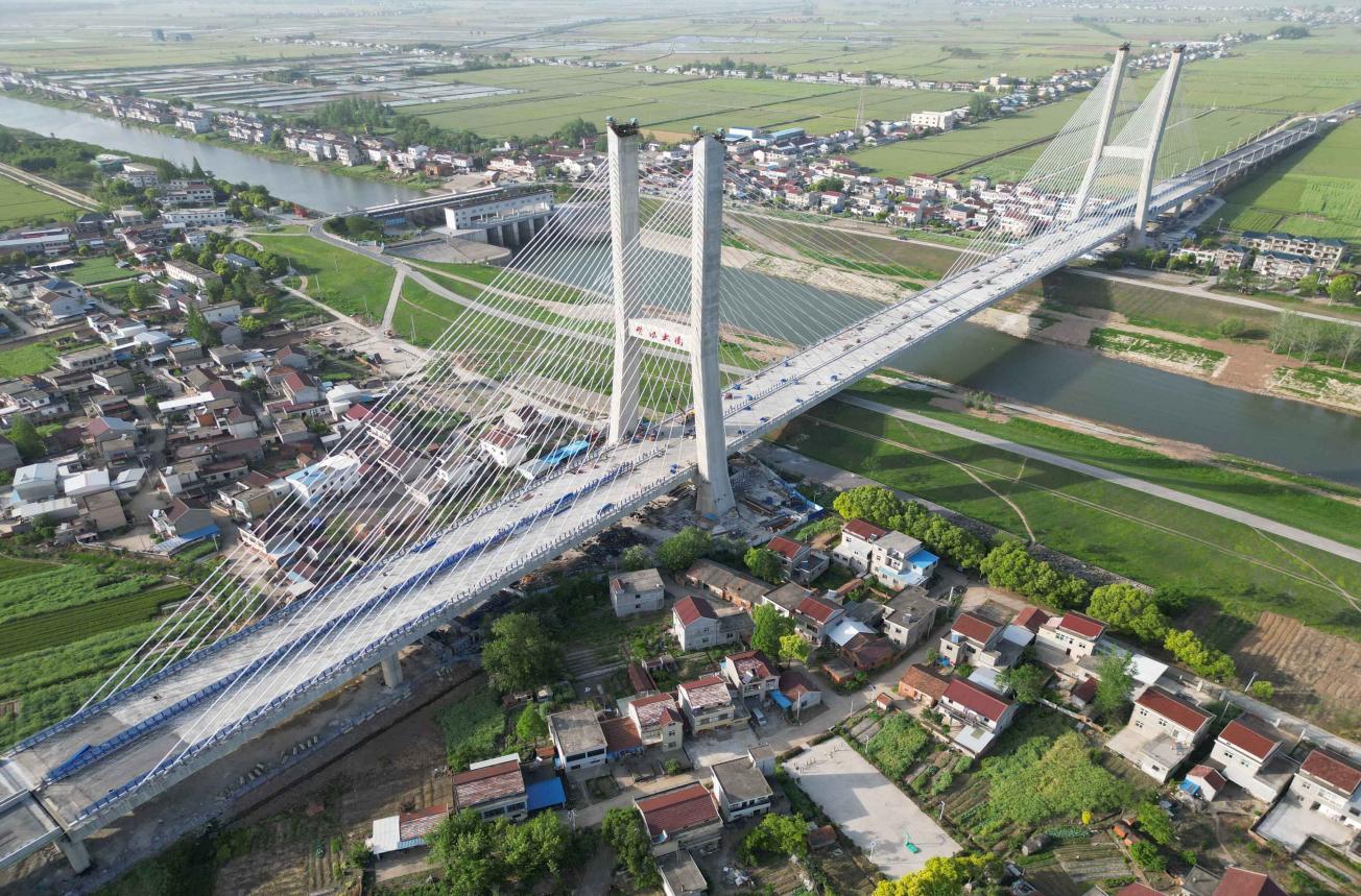 建設(shè)投資集團(tuán)（原路橋集團(tuán)）G347安九二期楊灣河特大橋。安徽建工集團(tuán)供圖
